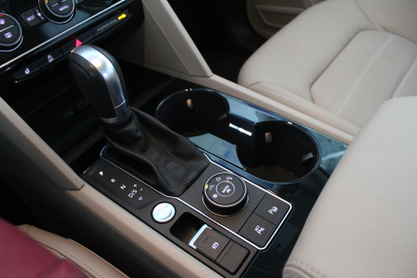 A round selector on the center console lets you swap drive modes based on the kind of driving and terrain you’re tackling.